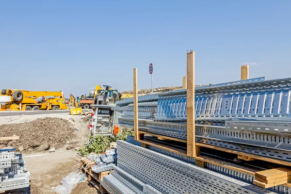 Matériel de stockage Makeshift à l'air libre, pile de câbles zingués tra — Photo