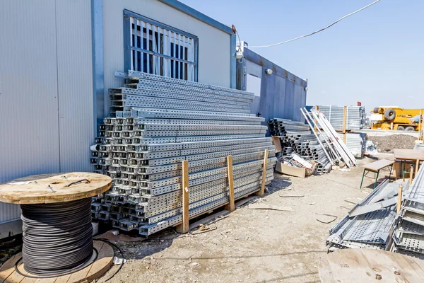 Geïmproviseerde opslag materiaal op de open stapel zinced kabel tra — Stockfoto