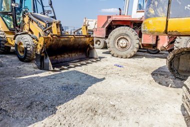 İnşaat yerinde park yeri, makine