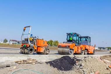 Yuvarlandı site oluşturma park edilmiş. Makine yol con için