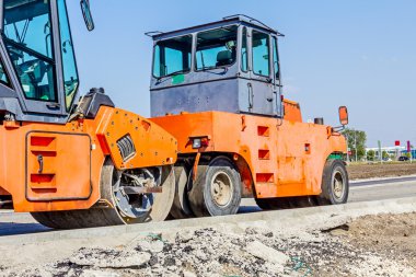 Yuvarlandı site oluşturma park edilmiş. Makine yol con için