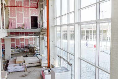 Showroom Alçıpan duvar ve cam büyük pencerede görüntüleyin.