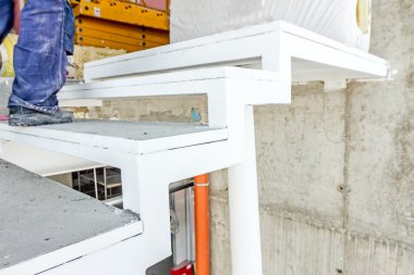 Merdiven yukarı çıkıyor.