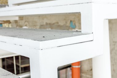 Merdiven yukarı çıkıyor.