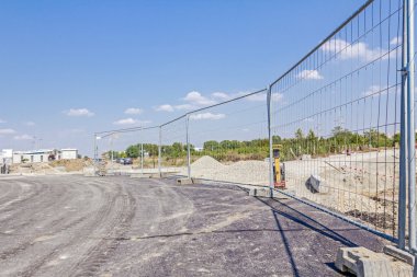 Mobil hafif metal çit destekçisi üzerinde fazla bölüm yapılır