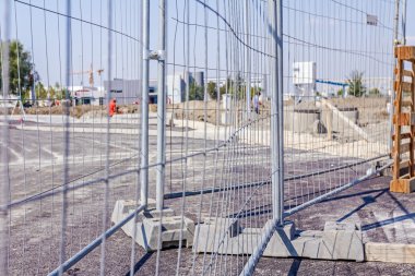 Mobil hafif metal çit destekçisi üzerinde fazla bölüm yapılır