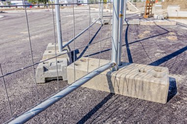 Mobil hafif metal çit destekçisi üzerinde fazla bölüm yapılır