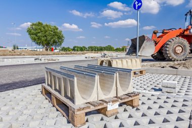 Palet üzerinde yerleştirilen simetrik dikdörtgen prekast yağmur suyu kanalı r 's