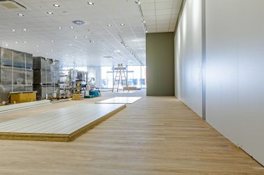 Yapılmış modern bir b Laminat zemin üzerinde büyük showroom görüntülemek