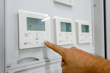 El, parmak modern dijital elektronik termostat uyum sağlıyor., 