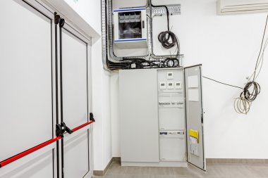 Otomatik sigorta anahtarları ve modern hane elektrik dolapla