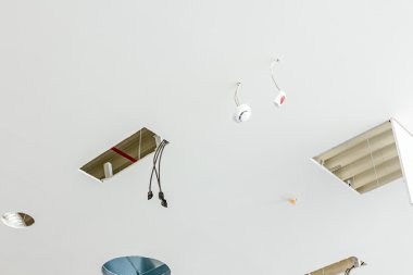 Eksik askıya alınmış ofis tavan 