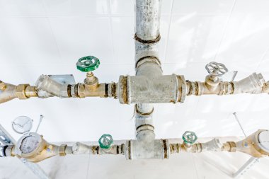 Su sayaçları, burada boru ve vanadan kadar oda ile kaplı