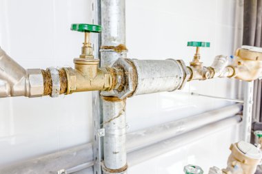 Su sayaçları, burada boru ve vanadan kadar oda ile kaplı