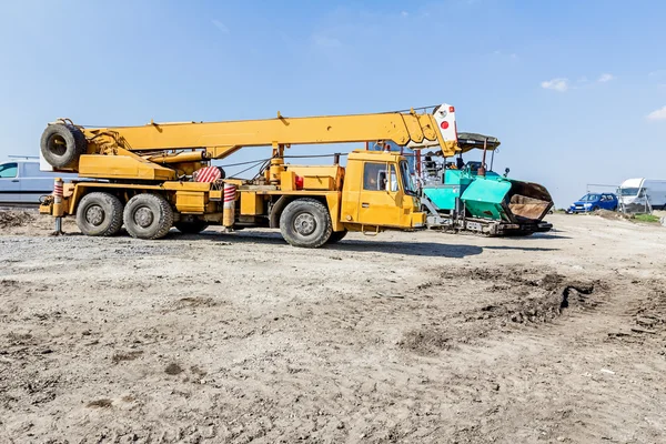 Guindaste móvel velho caminhão pesado amarelo no local de construção — Fotografia de Stock