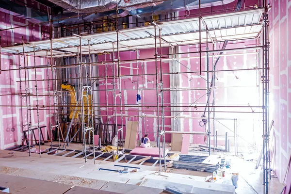 Scaffold in theater under construction with plasterboard walls, — Stock Photo, Image