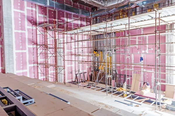 Andaime em teatro em construção com paredes de gesso , — Fotografia de Stock