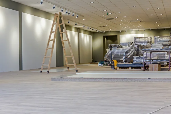 Zobacz na duży salon z podłogą z laminatu w nowoczesne b — Zdjęcie stockowe