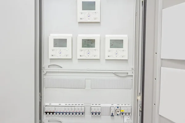 Panel elektryczny z przełącznikami automatyczny bezpiecznik i nowoczesne cyfrowe — Zdjęcie stockowe