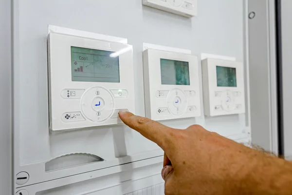 La mano, el dedo está ajustando el termostato electrónico digital moderno , — Foto de Stock