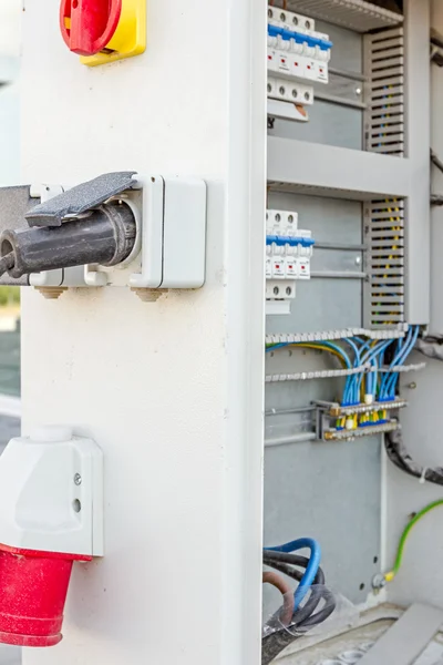 Cable de extensión está enchufado en el zócalo de la caja de fusibles — Foto de Stock