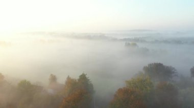 Kamera, yavaşça yüzen buharı, kulübe yerleşiminin buharını, ormanı, şafak vakti manzara hareketini gösteriyor..