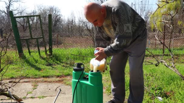 Boer Bereidt Een Mengsel Van Water Botanische Oplossingen Van Pesticiden — Stockvideo