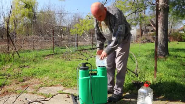 Farmer Preparing Mixture Water Botanical Solutions Pesticide Plastic Knapsack Sprayer — Stock Video