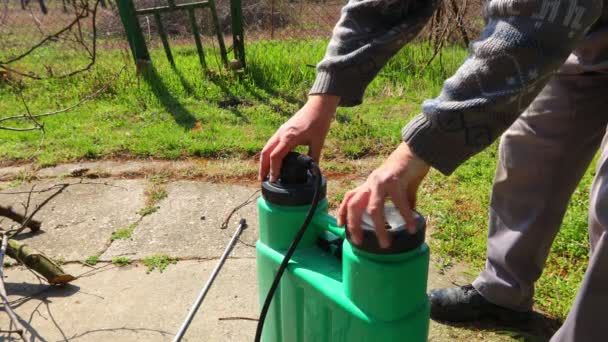 Boer Bereidt Zijn Plastic Rugzak Sproeiapparaat Voor Fruitbomen Boomgaard Sproeien — Stockvideo