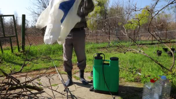 Çiftçi Mantar Hastalıklarından Veya Haşaratlardan Korunmak Için Meyve Ağaçlarına Kimyasal — Stok video