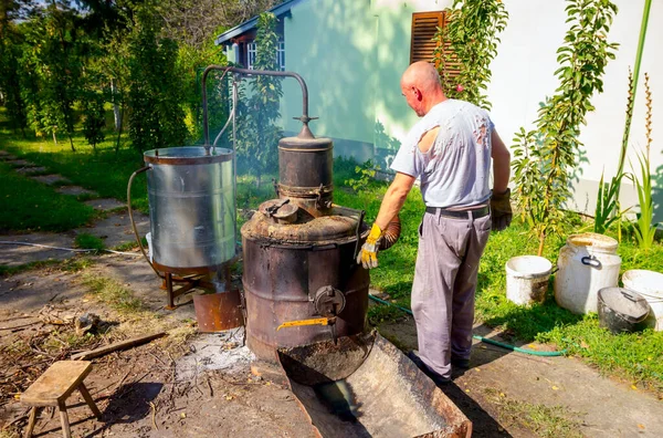 Uomo Sta Girando Manualmente Leva Mescolare Vinaccia Frutta Caldaia Distilleria — Foto Stock