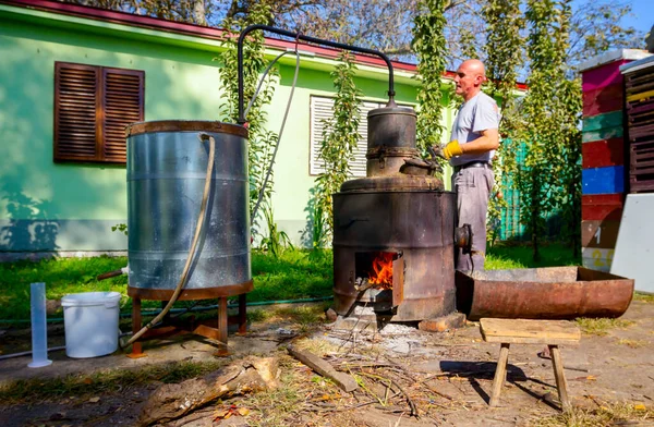 Muž Ručně Otáčí Pákou Aby Míchal Ovocné Matoliny Kotli Domácí — Stock fotografie