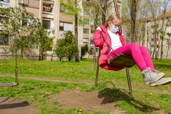 Menina Máscara Médica Luvas Está Balançando Sozinho Protegido Contra Vírus — Fotografia de Stock