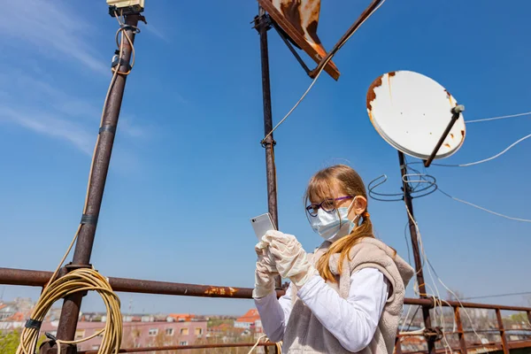 Little Girl Using Mobile Phone Wearing Industrial Mask Paper Filter — Stock Photo, Image