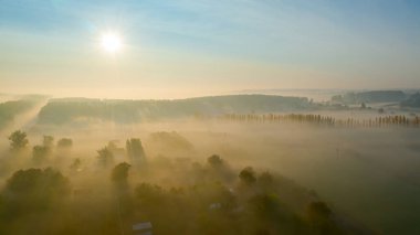 Sonbahar sisinde gün doğumunda kır evi, orman, manzara bitki örtüsü üzerinde hava manzarası.