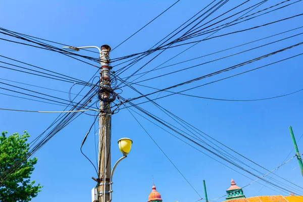 Alta Linha Energia Poste Iluminação Rua Cidade Com Monte Fios — Fotografia de Stock