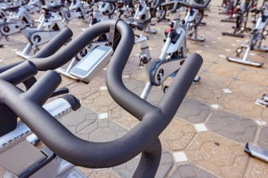 Sokağa yerleştirilen egzersiz bisikletlerinin kontrol ekranını eğitime hazır olarak görüntüle.