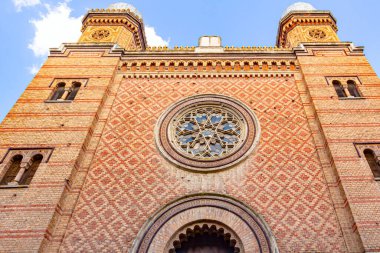 Dekoratif desenli tuğlalardan yapılmış ön cephe, Romanya 'nın Timisoara kentindeki Cetate Sinagogu' nun dışındaki camlar mozaik olarak yapıldı.