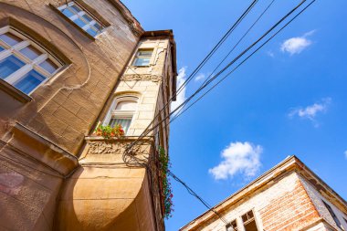 Penceresinde saksılar olan hasarlı binanın ön cephesinin alt tarafı, eski bir binanın dışı..