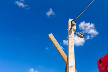 Güvenlik kameraları ahşap direğe korunmak için yerleştirilir..