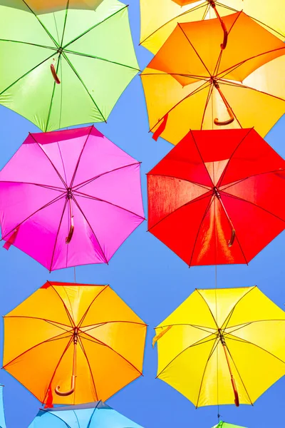 Цветные Зонтики Висят Раскрашивая Небо Над Городской Улицей Подметая Над — стоковое фото