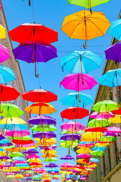 Farbige Regenschirme Hängen Himmel Über Der Stadtstraße Fegen Über Den — Stockfoto