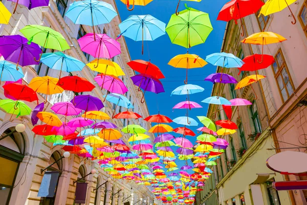 Guarda Chuvas Coloridos Estão Pendurados Colorir Céu Sobre Rua Cidade — Fotografia de Stock