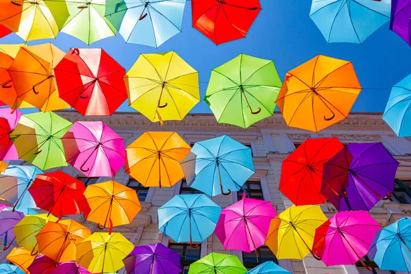 Farbige Regenschirme Hängen Himmel Über Der Stadtstraße Fegen Über Den — Stockfoto
