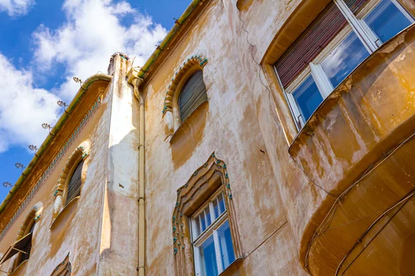 Bottom View Yellow Decorated Facade Ornamental Windows Exterior Old Building — Stock Photo, Image