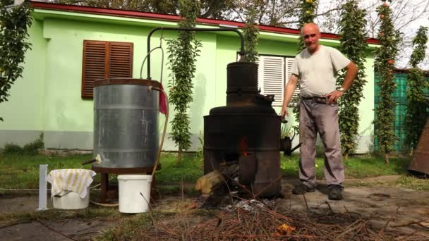 Hombre Está Girando Manualmente Palanca Para Mezclar Orujo Fruta Caldera — Vídeos de Stock