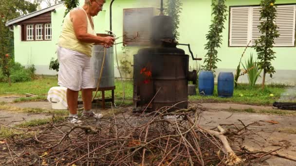 Abuela Arroja Ramas Secas Caja Fuego Una Destilería Casera Haciendo — Vídeos de Stock