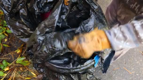Adam Çapa Kullanarak Elma Dilimlerini Plastik Fıçıda Karıştırıyor Karıştırma Işlemi — Stok video