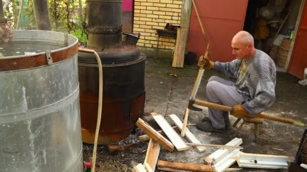 Rolnik Sieka Stare Drewniane Okno Siekierą Ognia Pod Gorzelnią Domowej — Wideo stockowe