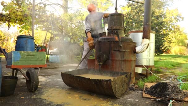 Чоловік Миє Водяним Бойлером Домашньої Винокурні Використаної Фруктової Марки Роблячи — стокове відео